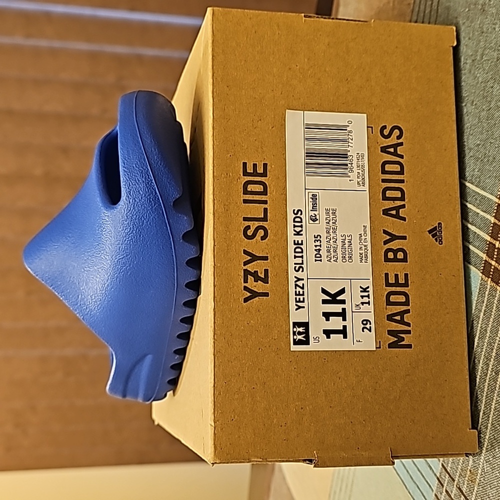 Kids YEEZY SLIDES.